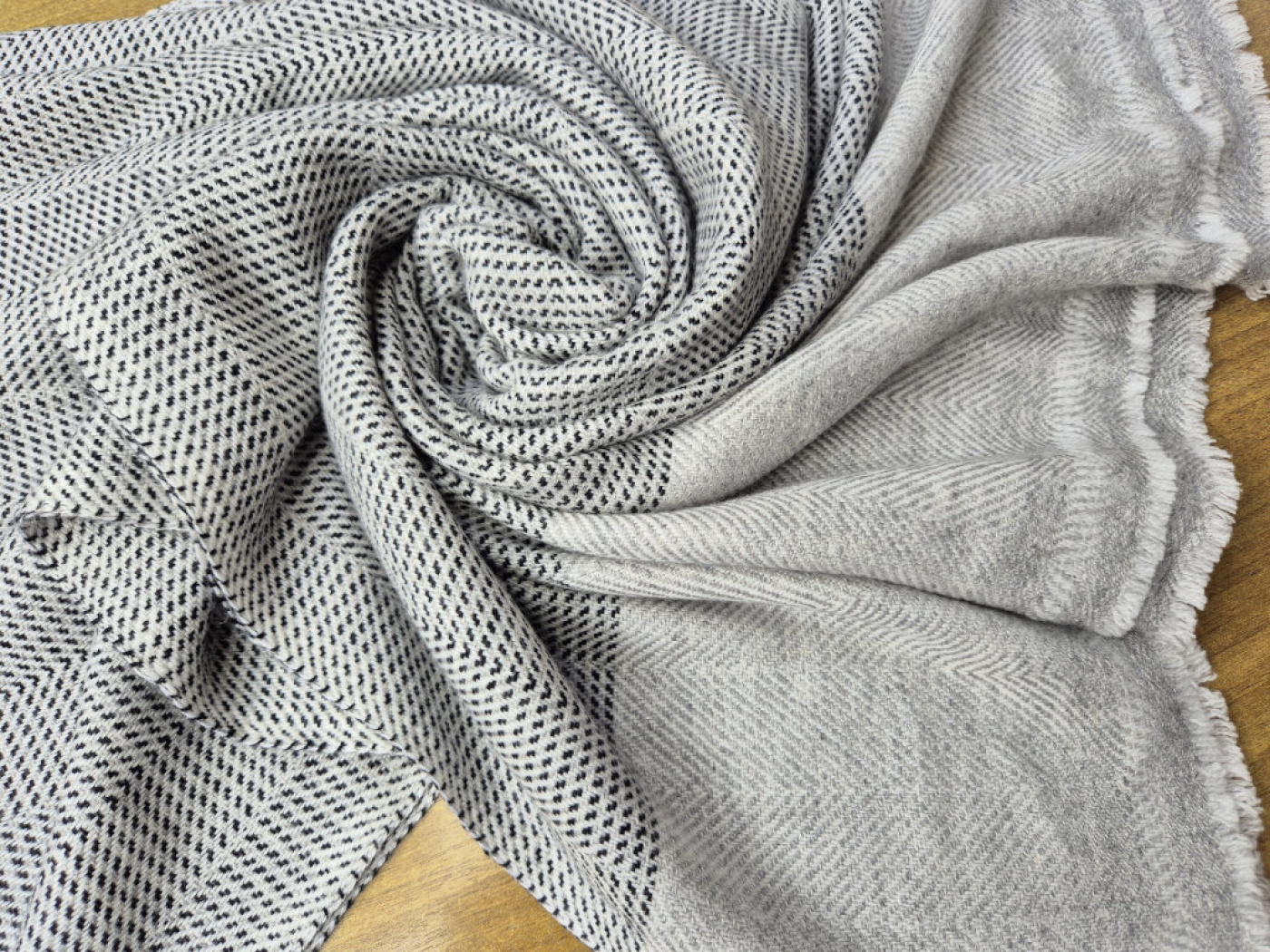 Kaschmir-Schal in Grau mit Strukturmuster & Fischgrät-Design | handgefertigt von LWH | 71×196 cm